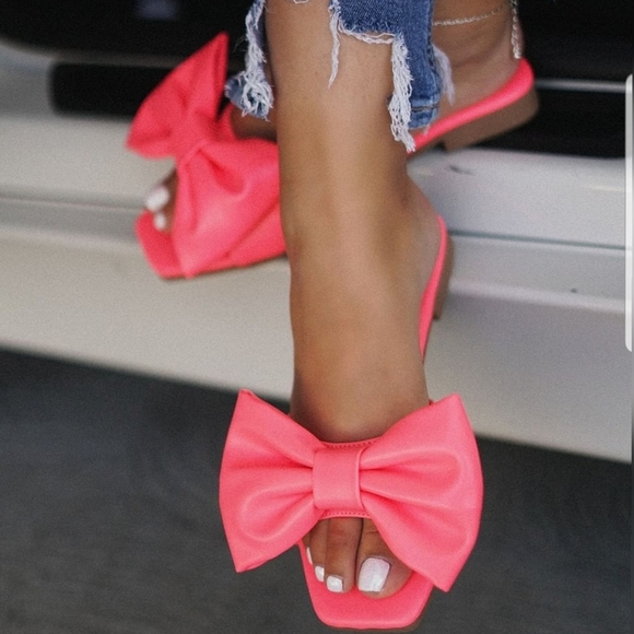 👄Just In 👄 Bella Bow Coral color - Picture 2 of 10